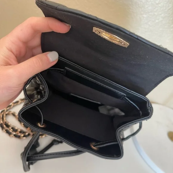 Small leather black backpack gold chains bag - Picture 4 of 5
